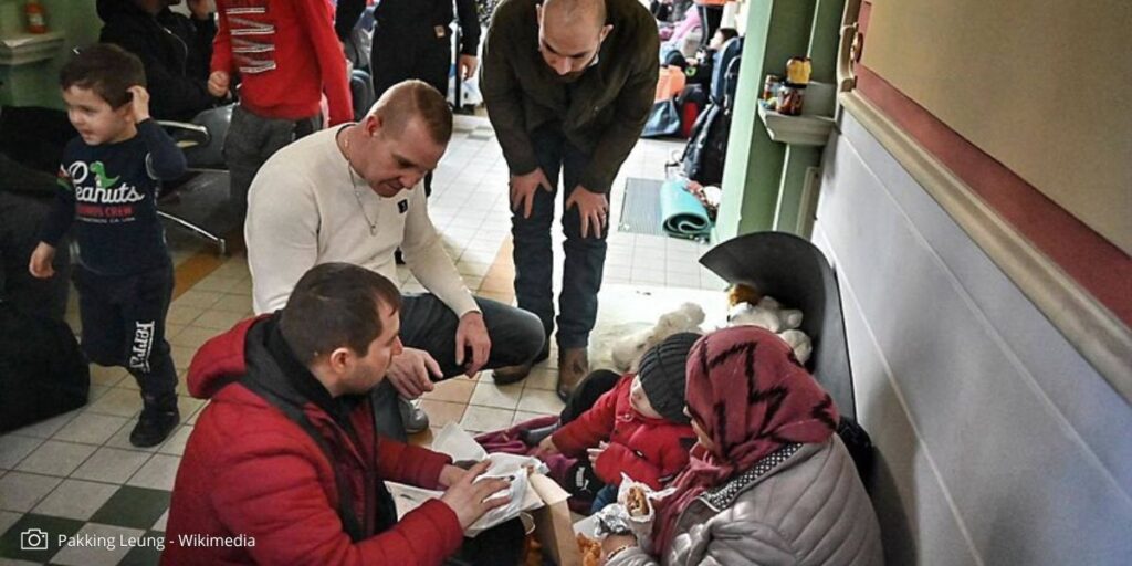 Oekraïense vluchtelingen krijgen hulp op een treinstation in Polen. Foto: Pakking Leung - Creative Commons 4.0 - cropped