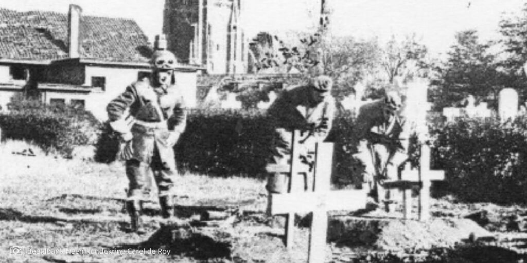 Poolse militairen begraven hun gesneuvelde kameraden in Alphen. Foto: Beeldbank Heemkundekring Carel de Roy.