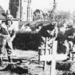 Poolse militairen begraven hun gesneuvelde kameraden in Alphen. Foto: Beeldbank Heemkundekring Carel de Roy.