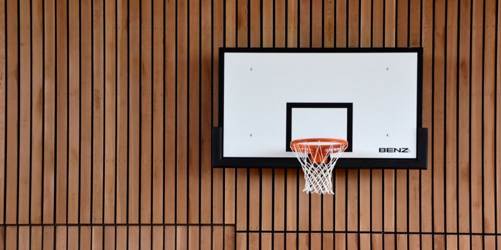 Basketbalring in sporthal.