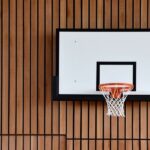 Basketbalring in sporthal.