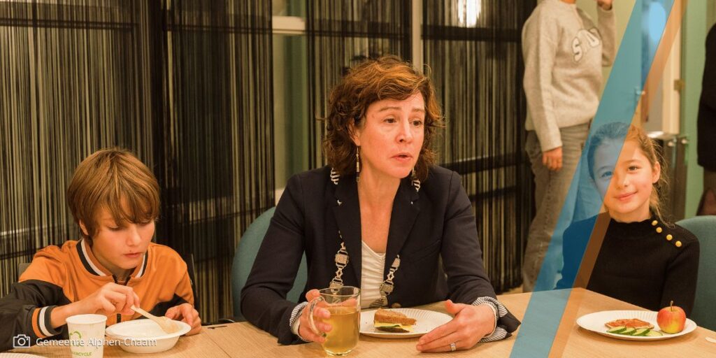 Burgemeester Schuitmaker op basisschool voor Nationaal Schoolontbijt.