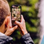 Persoon die met smartphone fotografeert