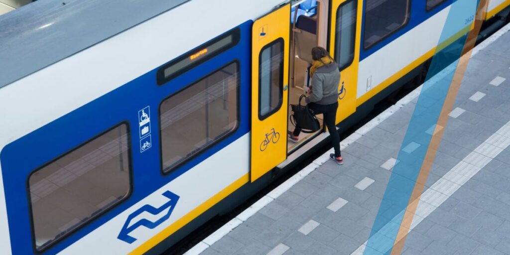 Trein op perron, ingang voor fietsen.