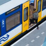 Trein op perron, ingang voor fietsen.