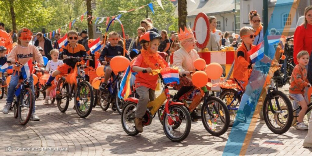 Kinderen versieren hun fietsen op Koningsdag.