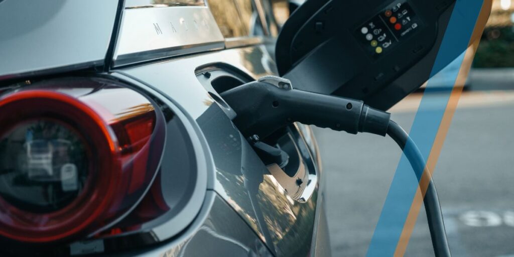Een elektrische auto hangt aan een laadpaal.