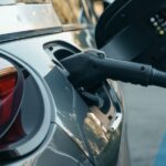 Een elektrische auto hangt aan een laadpaal.
