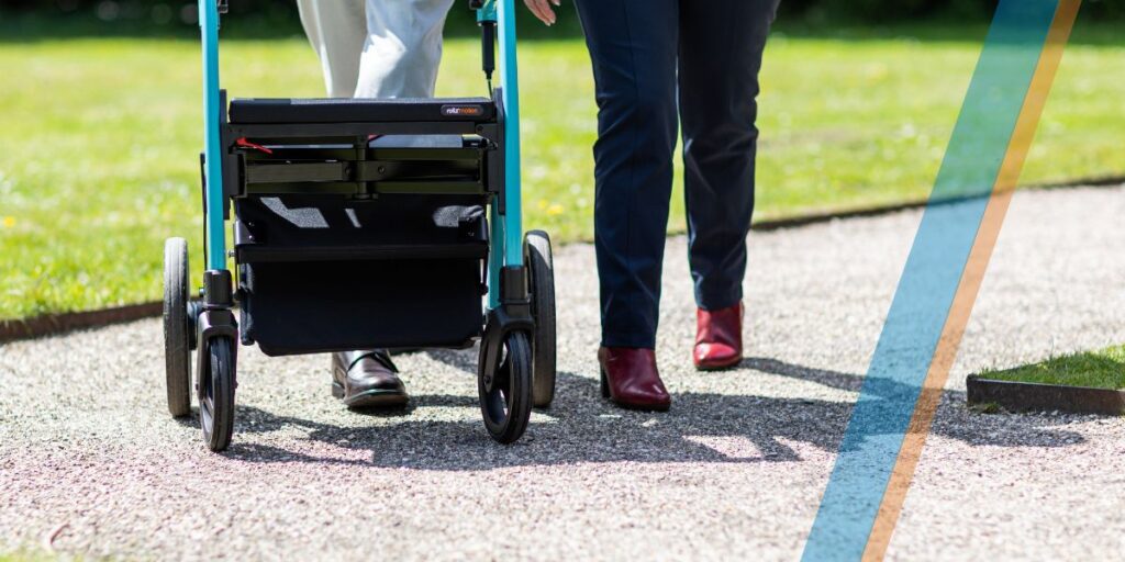 Senioren met rollator.