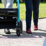 Senioren met rollator.