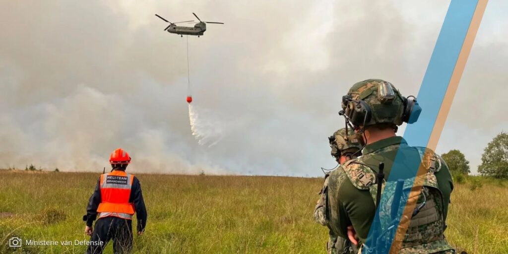 Chinook helikopter van luchtmachtbasis Gilze-Rijen helpt bij bestrijding natuurbrand.
