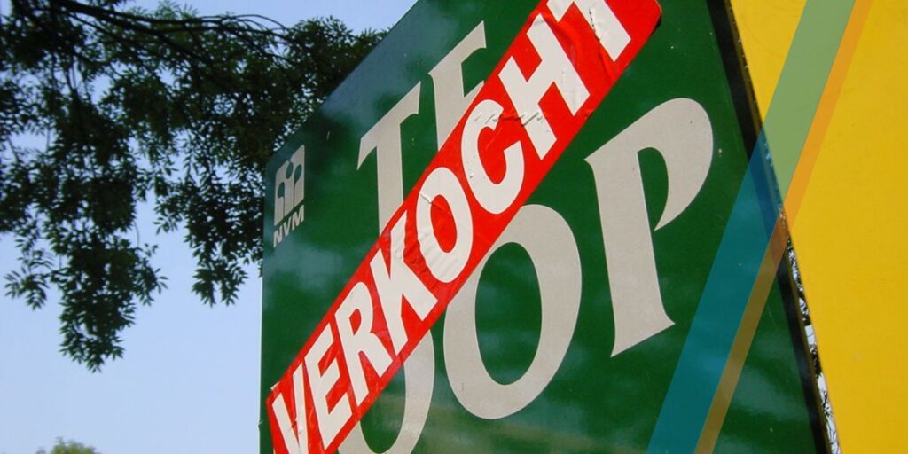 Makelaarsbord huis te koop en verkocht.