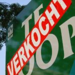 Makelaarsbord huis te koop en verkocht.