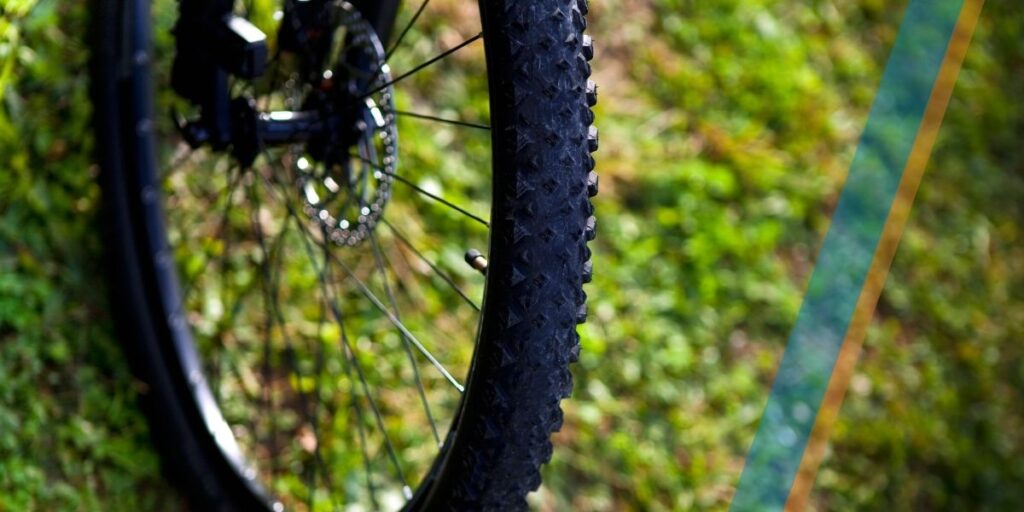Fiets croosfiets of mountainbike met dikke banden.