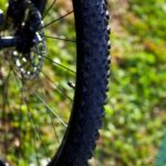 Fiets croosfiets of mountainbike met dikke banden.